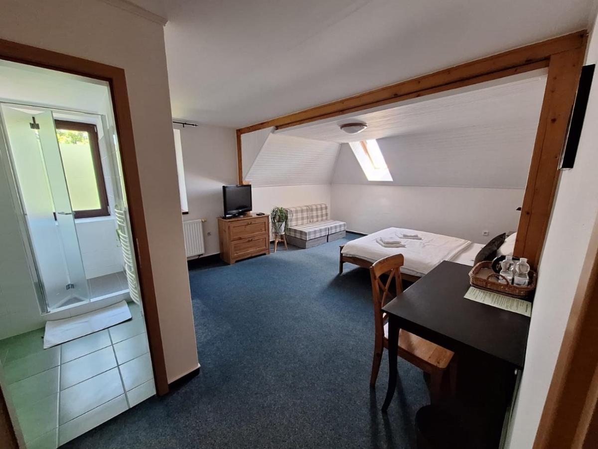 Vila Fenix B&B Ружомберок Экстерьер фото